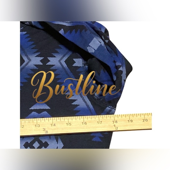 CHAPS denim women’s long sleeve henley in a beautiful pattern and colors 
L47 - Picture 2 of 4